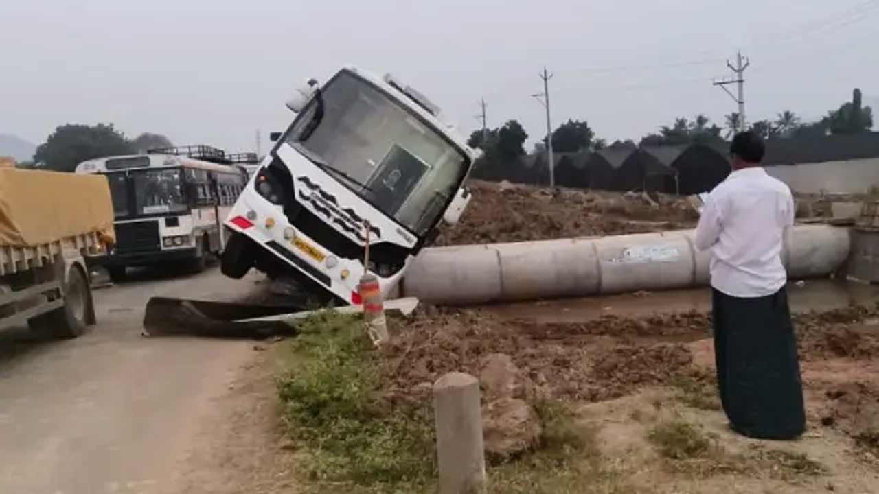Bus Accident | పల్నాడు జిల్లాలో బస్సు ప్రమాదం.. హైదరాబాద్‌ నుంచి వెళ్తుండగా ఘటన!
