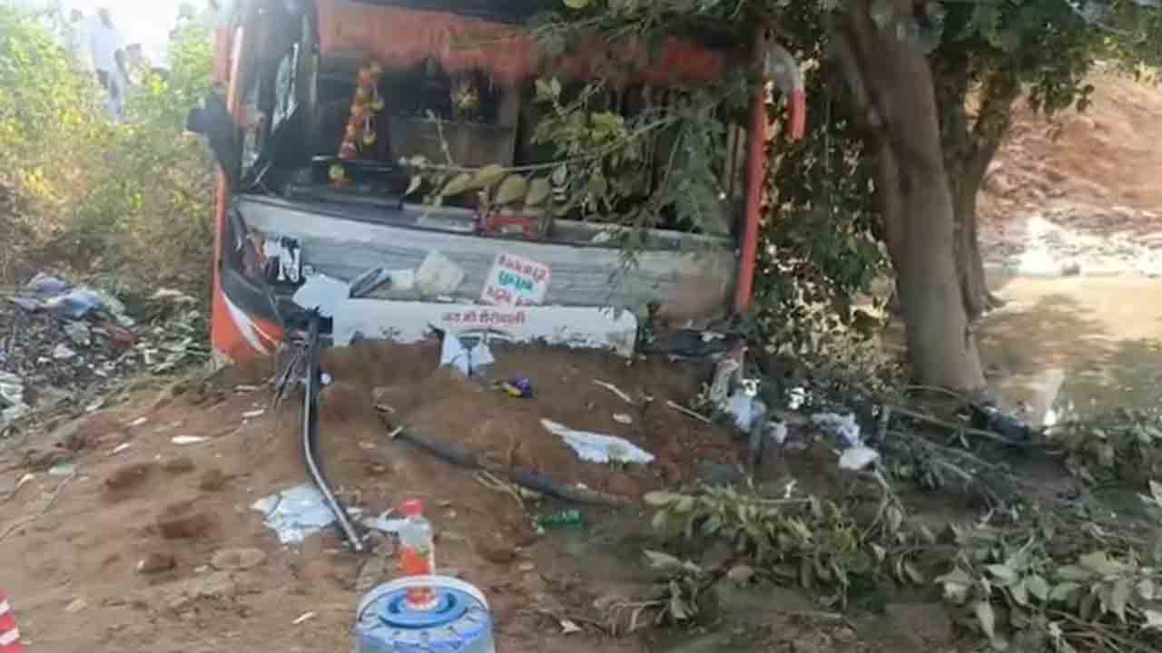 bus overturns in Jhansi | అదుపుతప్పి బస్సు బోల్తా.. సుమారు 30 మంది   ప్రయాణికులకు గాయాలు