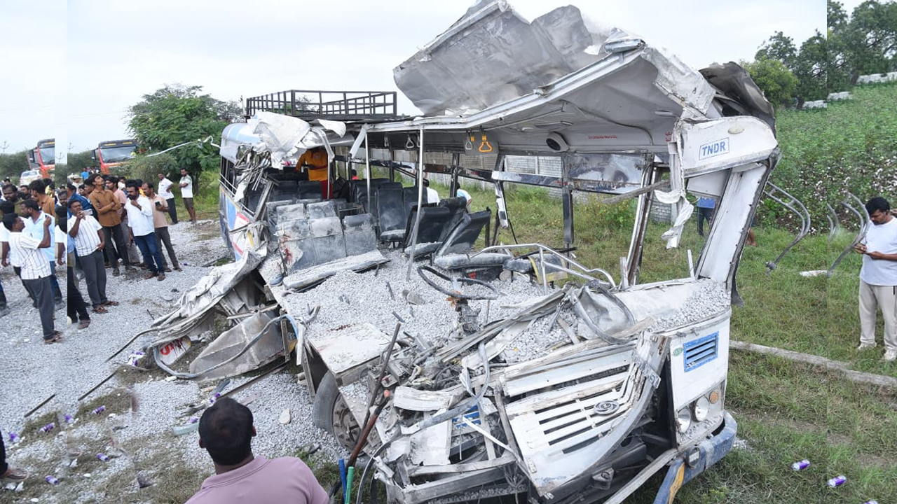 Chevella Bus Accident | బస్సు డ్రైవర్‌ వెనుక నుజ్జునుజ్జు అయిన 8 సీట్లు.. 21 మంది దుర్మరణం