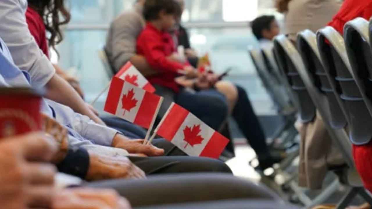 అంతర్జాతీయ విద్యార్థులకు కెనడా షాక్‌