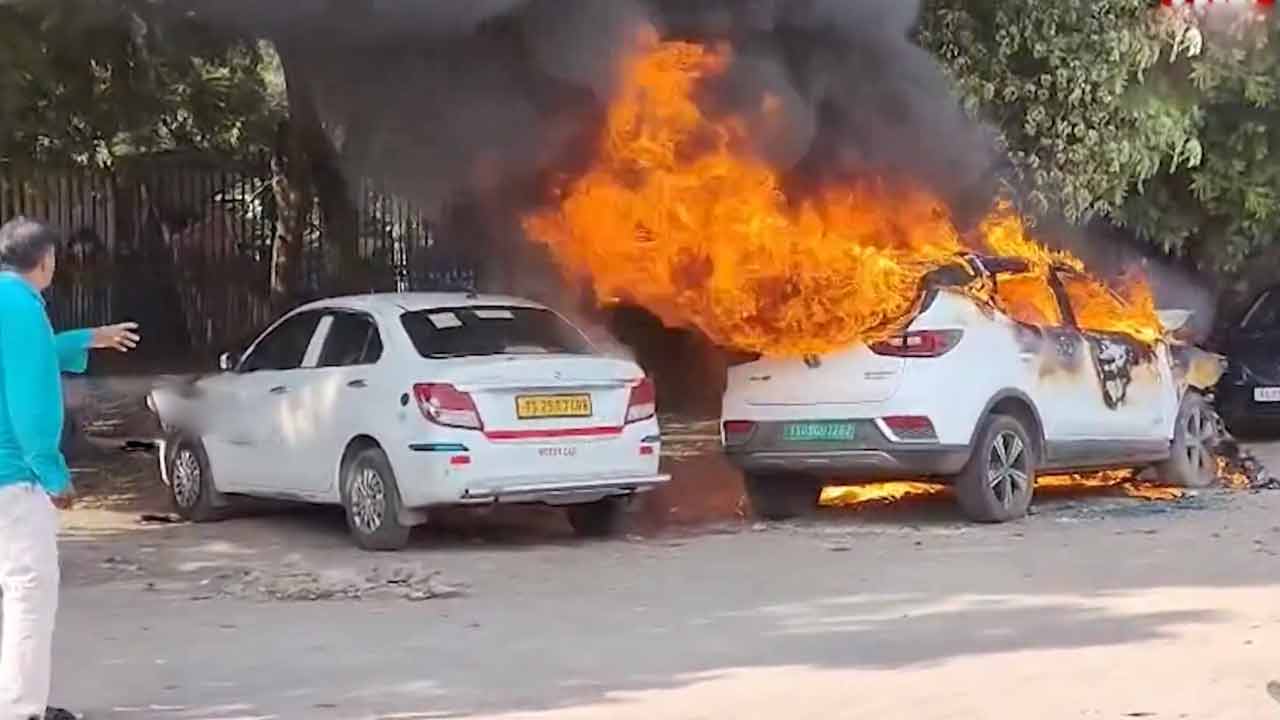 Hyderabad | హైద‌రాబాద్‌లో ఘోర ప్ర‌మాదం.. ఎల‌క్ట్రిక్ కారులో చెల‌రేగిన మంట‌లు