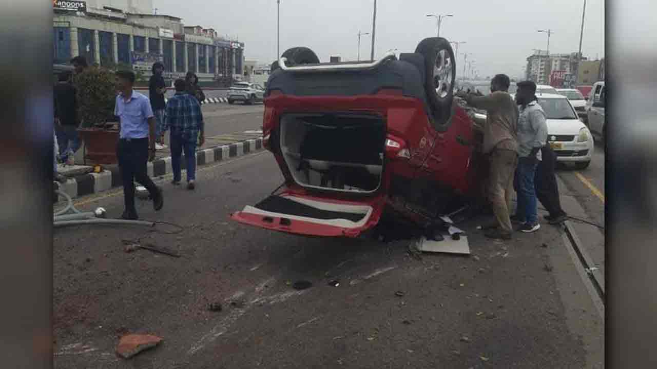 PVNR Express Way | పీవీఎన్ఆర్ ఎక్స్‌ప్రెస్ వేపై కారు బోల్తా.. ముగ్గురు మ‌హిళ‌ల‌కు గాయాలు