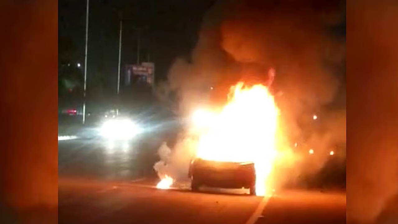 ORR | ఓఆర్‌ఆర్‌పై కారులో చెలరేగిన మంటలు.. డ్రైవర్‌ సజీవ దహనం