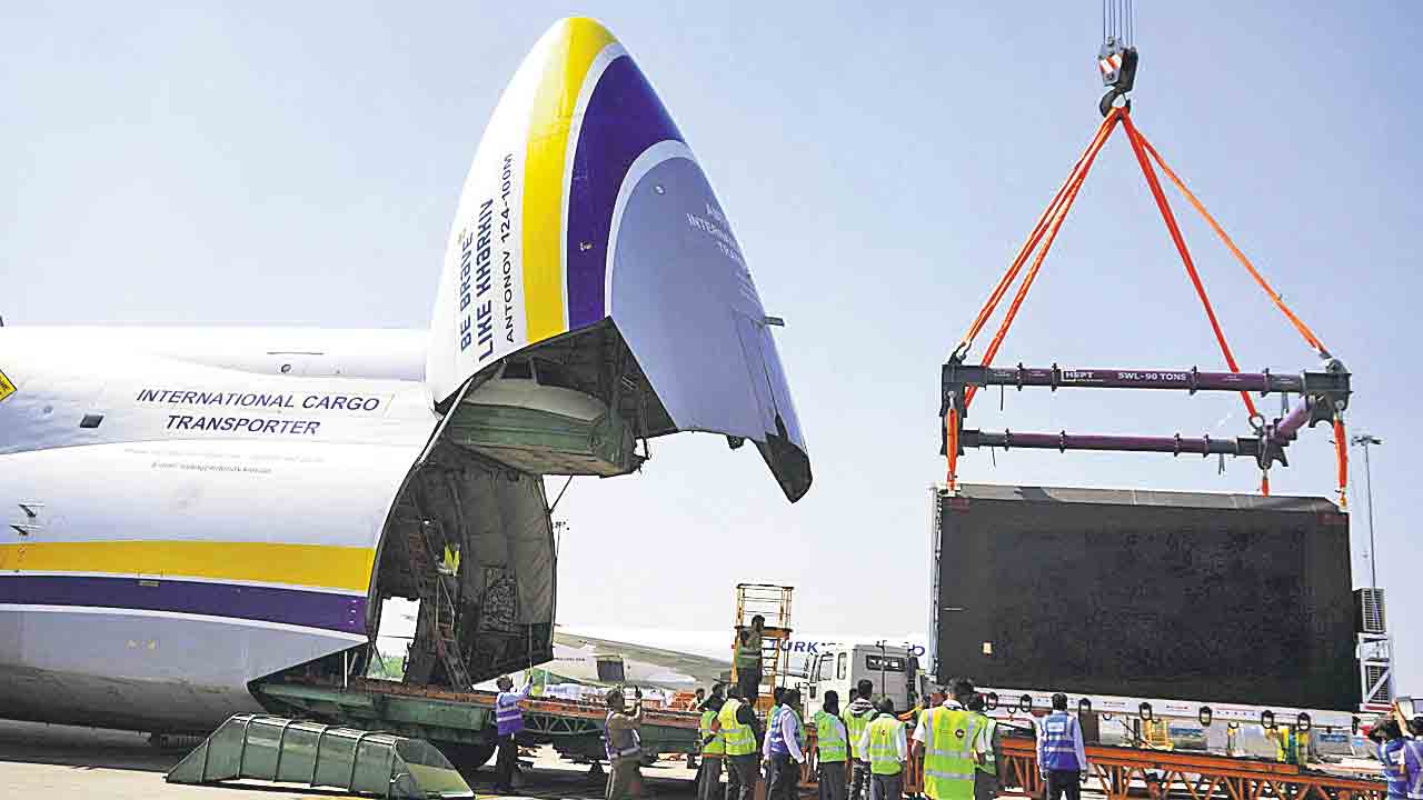 శంషాబాద్‌ ఎయిర్‌పోర్టుకు కార్గో విమానం