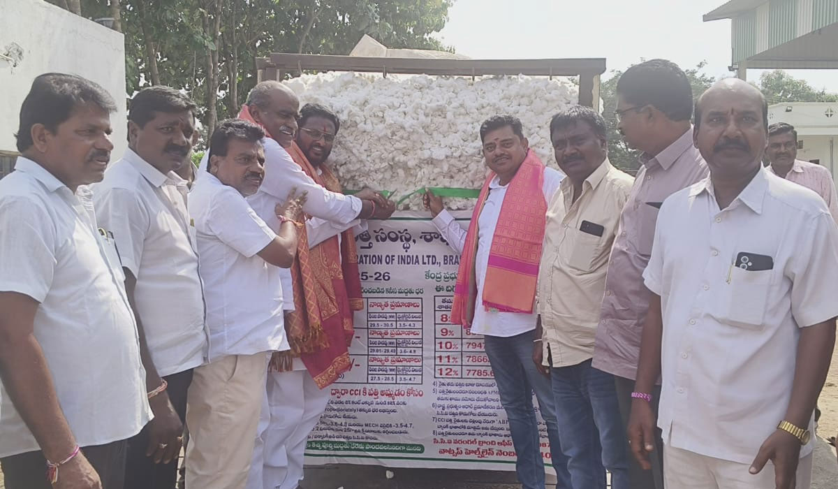 CCI purchase center | సీసీఐ కొనుగోలు కేంద్రాలను రైతులు సద్వినియోగం చేసుకోవాలి.. జిల్లా గ్రంథాలయ సంస్థ చైర్మన్‌ అంతటి అన్నయ్యగౌడ్‌