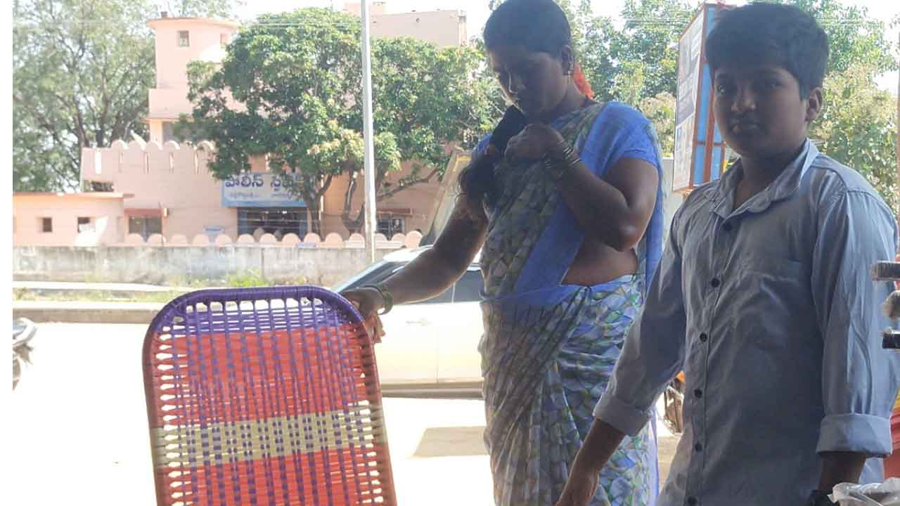 కూర్చోవాలంటే.. కుర్చీ కొనాల్సిందే..