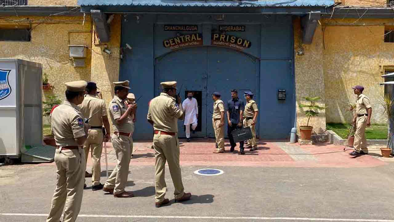 Chanchalguda jail | చంచ‌ల్‌గూడ జైల్లో ఉద్రిక్త‌త‌.. ఇద్ద‌రు రౌడీషీట‌ర్ల మ‌ధ్య ఘ‌ర్ష‌ణ‌