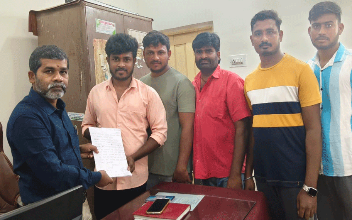 Chandur : ఇండ్ల మధ్యలోని వైన్ షాపుల‌ను త‌ర‌లించాల‌ని విన‌తి