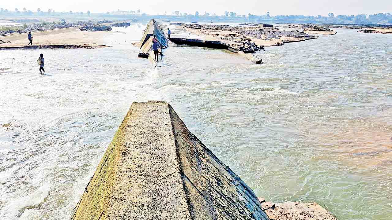 గుంపులలో చెక్‌డ్యామ్‌ కూల్చివేత?.. ఇసుక మాఫియాపై అనుమానం