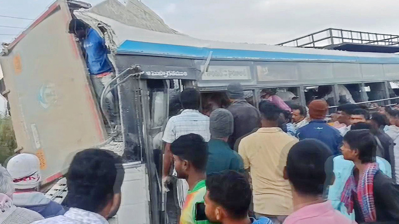 Chevella Accident | ఆర్టీసీ బస్సును ఢీకొట్టిన కంకర లారీ.. ఫొటోలు