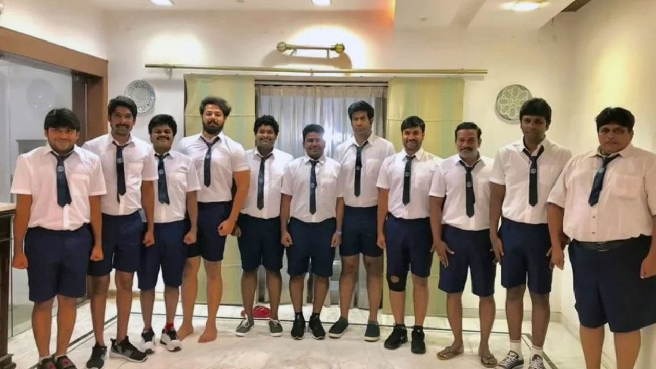 Comedians | స్కూల్ డ్రెస్‌లో టాలీవుడ్ కమెడియన్స్.. ‘ఫ్లైయింగ్ కలర్స్’ గ్రూప్ ఫోటో వైరల్