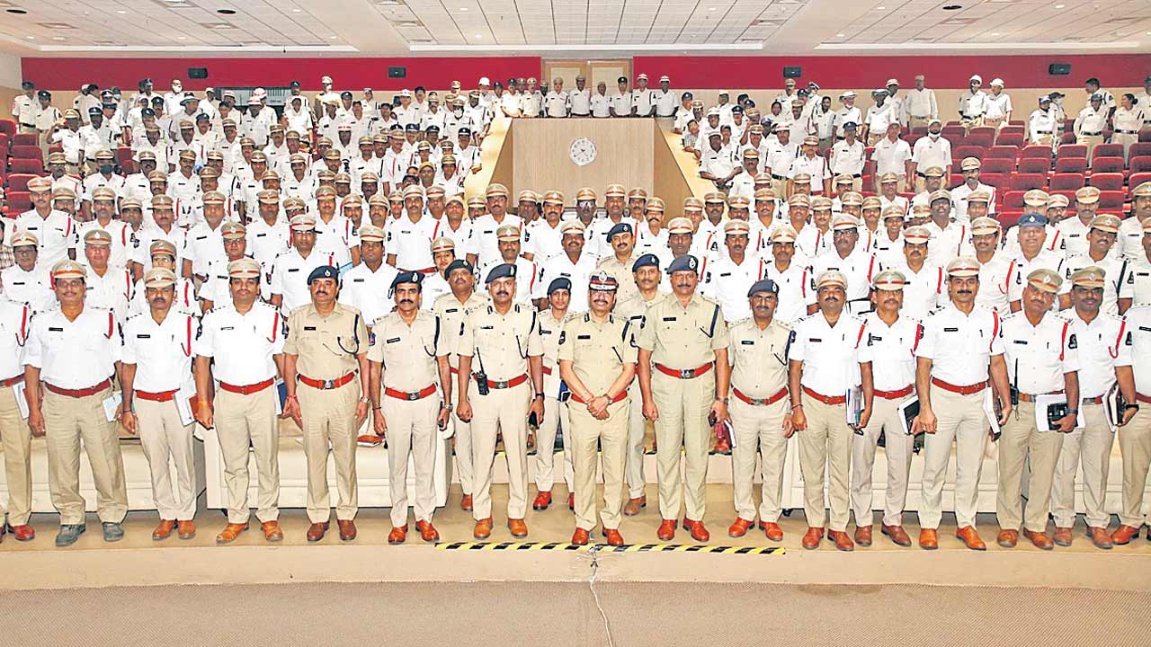 టాఫిక్‌ నిబంధనలు ఉల్లంఘిస్తే చర్యలు