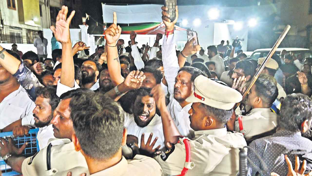 ఈసీ.. పోలీస్‌.. సైలెన్స్‌!