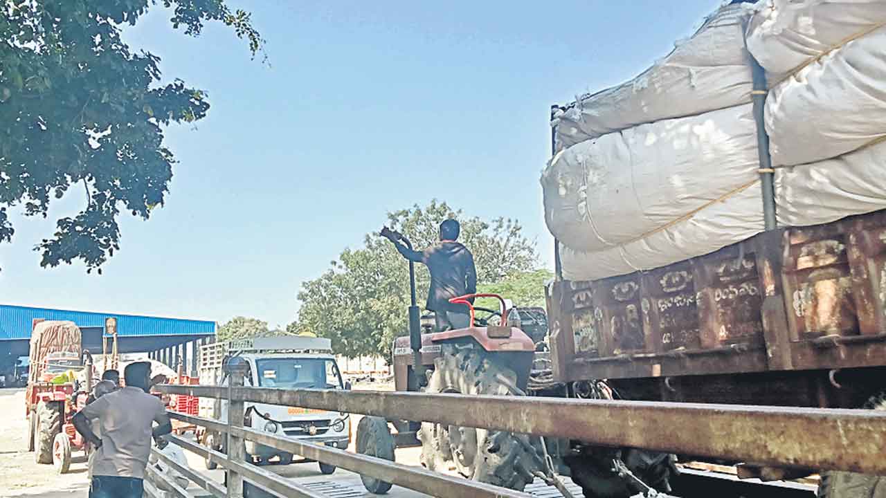 ప్రైవేటులో కళకళ.. సీసీఐ వెలవెల!