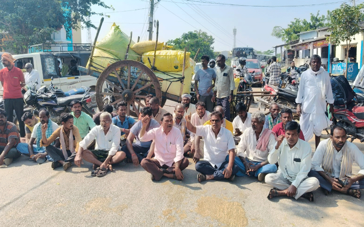 Gurrampode : గుర్రంపోడులో రోడ్డెక్కిన పత్తి రైతులు