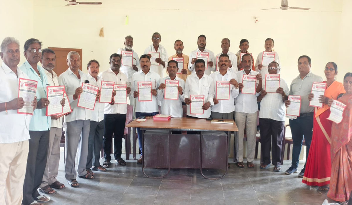 CPI | చిగురుమామిడిలో సీపీఐ ప్రచార జాత కరపత్రం ఆవిష్కరణ