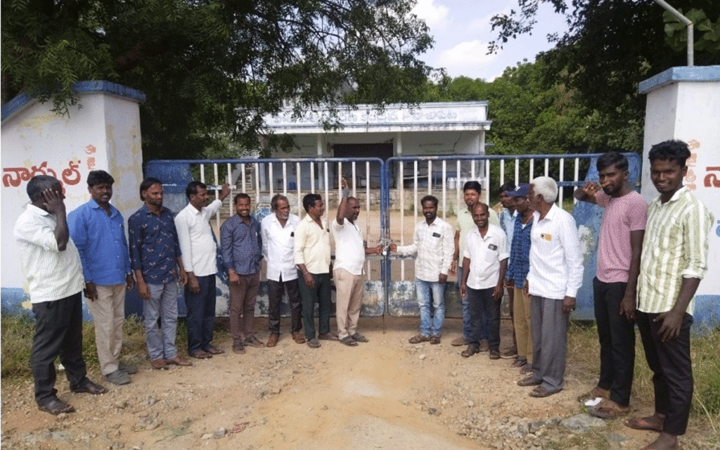 Rajapet : పాల శీతలీకరణ కేంద్రానికి తాళం వేసి పాడి రైతుల నిరసన