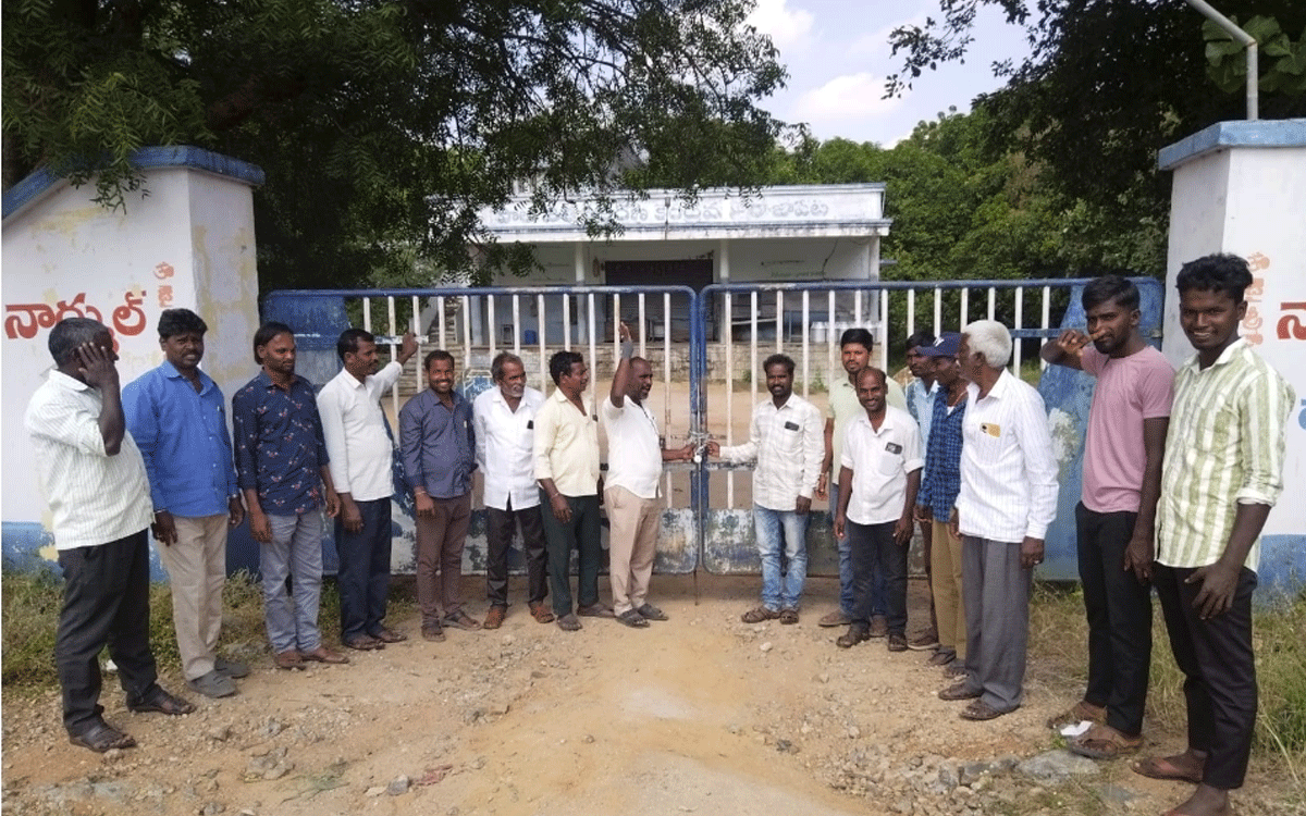 Rajapet : పాల శీతలీకరణ కేంద్రానికి తాళం వేసి పాడి రైతుల నిరసన