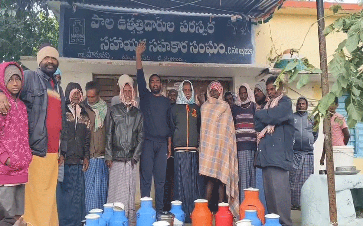 Rajapet : పెండింగ్ బిల్లుల కోసం పాడి రైతుల నిరసన