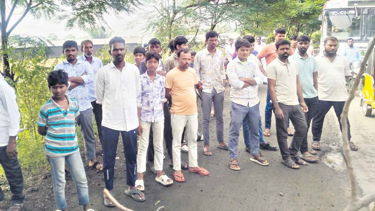 గుంతల రోడ్లుపై గరంగరం