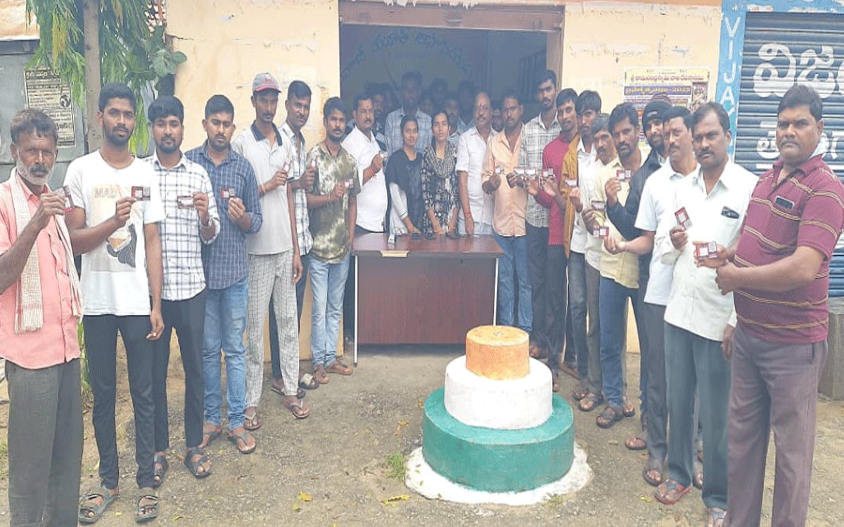 Atmakur(M) : ఎలక్ట్రీషియ‌న్లు, ప్లంబ‌ర్ల‌కు పోస్ట‌ల్ బీమా కార్డుల అంద‌జేత‌