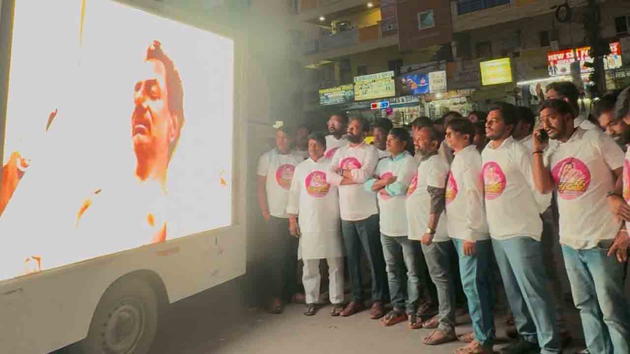 Deeksha Diwas | నాగోల్ చౌరస్తాలో ఎల్ఈడీ స్క్రీన్‌పై ఉద్యమ ఘట్టాల ప్రదర్శన..దీక్షా దివస్ ఉద్యమ జ్ఞపకాలను నెమరువేసుకున్న ప్రజలు