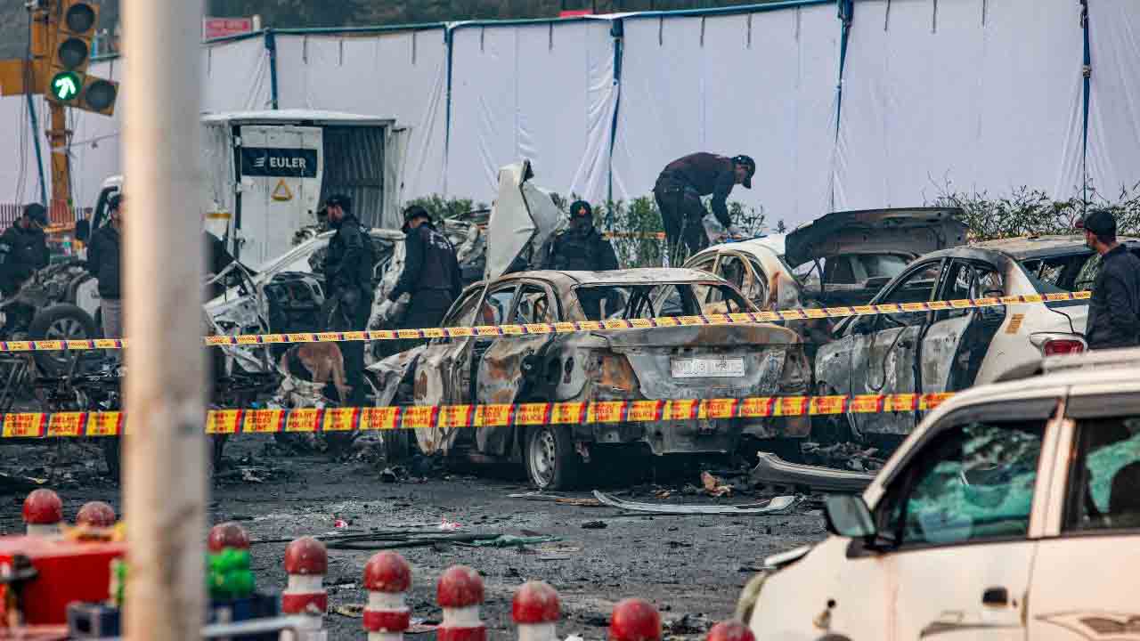 Delhi Blast | ఢిల్లీ పేలుడు కేసు.. పుల్వామా ఎలక్ట్రీషియన్ అరెస్ట్..!