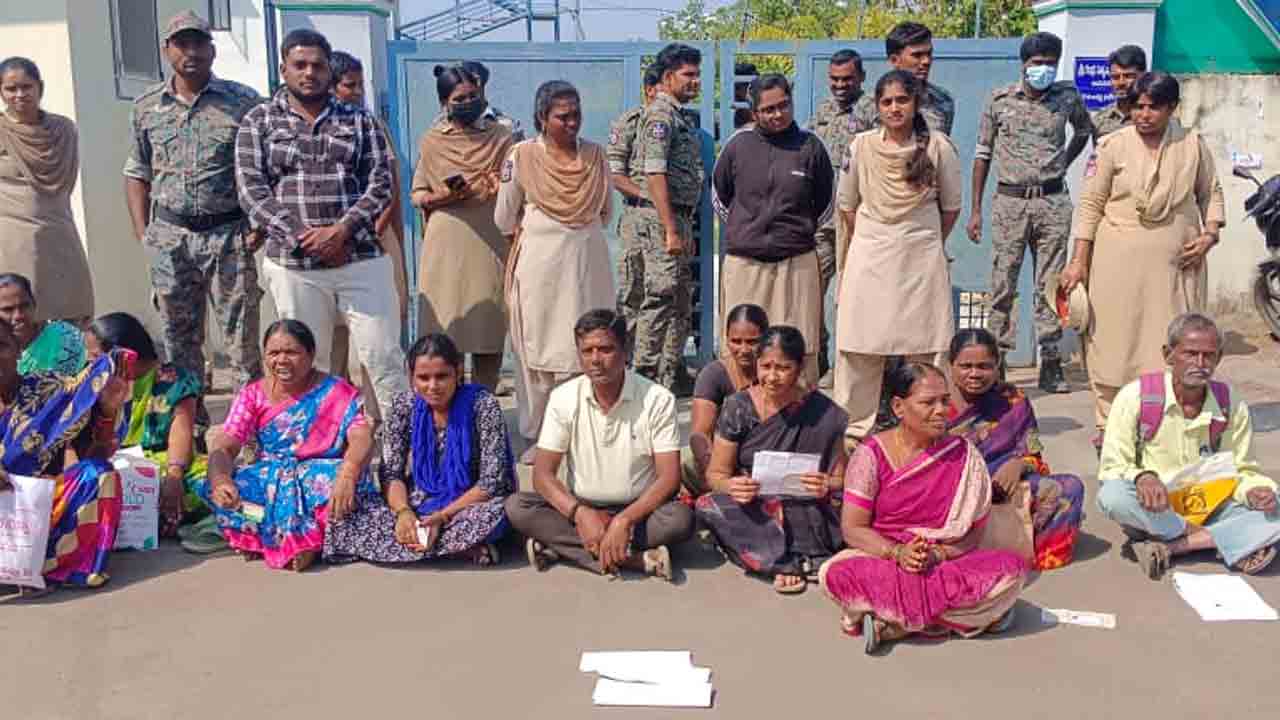 Bhupalapally | డబుల్ బెడ్ రూమ్ ఇండ్ల పంపిణీలో గందరగోళం.. ఎమ్మెల్యే క్యాంపు కార్యాలయం ముట్టడి