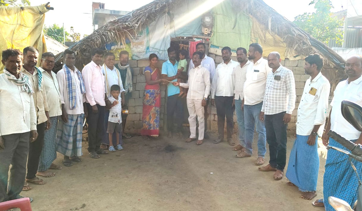 Dharmaram | బాధిత కుటుంబానికి ఎంపీ గడ్డం వంశీ రూ.20 వేల ఆర్థిక సాయం అందజేత