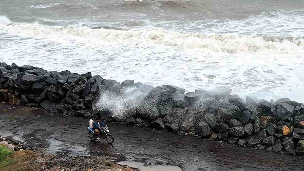 Ditwa Cyclone | తీరం దాటనున్న దిత్వా తుఫాన్.. ఏపీ, తమిళనాడు, పుదుచ్చేరిలో రెడ్ అలర్ట్..!