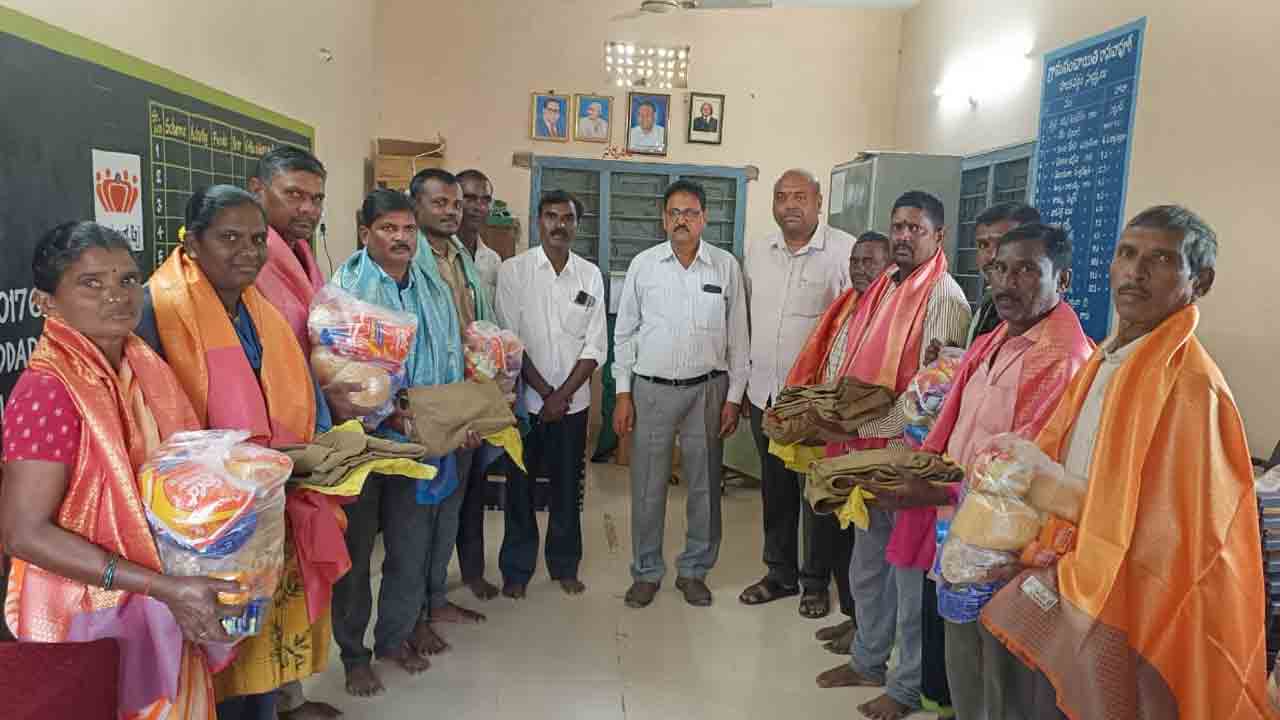 Peddapalli | గ్రామపంచాయతీ కార్మికులు ఆరోగ్యంగా ఉంటేనే గ్రామాలు శుభ్రంగా ఉంటాయి : వీర బుచ్చయ్య