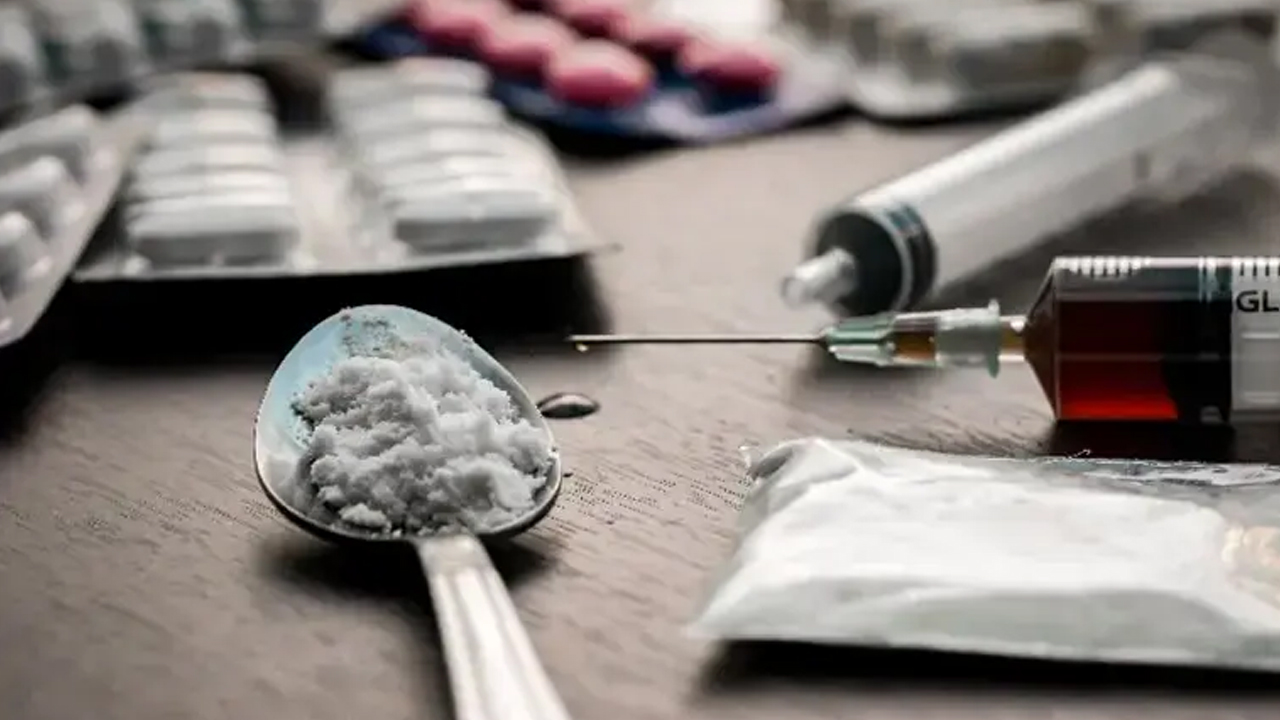 Drugs Den | ఇంటిని డ్రగ్స్‌ డెన్‌గా మార్చిన డాక్టర్‌.. ముగ్గురు స్నేహితులతో కలిసి బిజినెస్‌