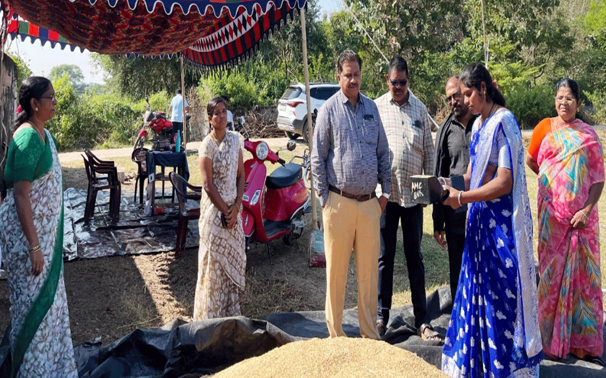 Karepally : ధాన్యం కొనుగోలు కేంద్రాలను తనిఖీ చేసిన డీఎస్ఓ చందన్‌కుమార్‌