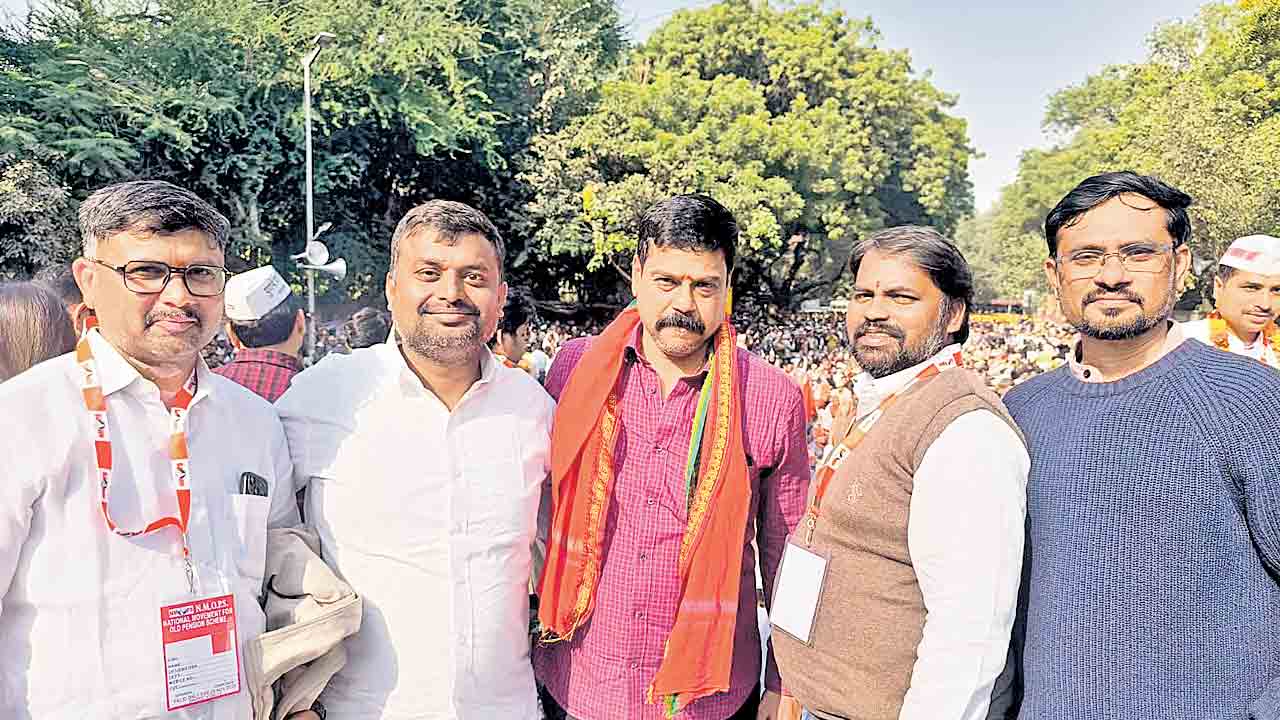 ఢిల్లీ జంతర్‌మంతర్‌ వద్ద ఉద్యోగుల నిరసన.. తెలంగాణ నుంచి హాజరైన రాష్ట్ర నేతలు