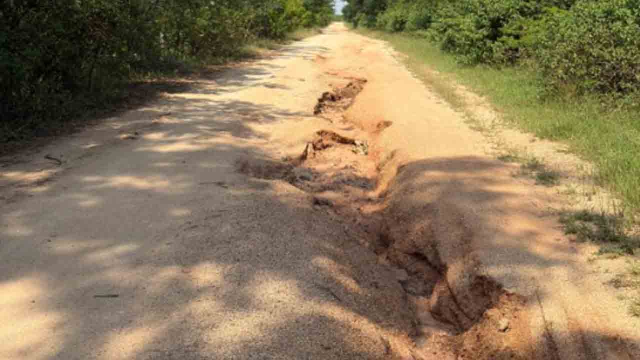 Yacharam | అధ్వాన్నంగా ధర్మన్నగూడ-తులేకలాన్‌ రోడ్డు..నిత్యం నరకం చూస్తున్న ప్రయాణికులు