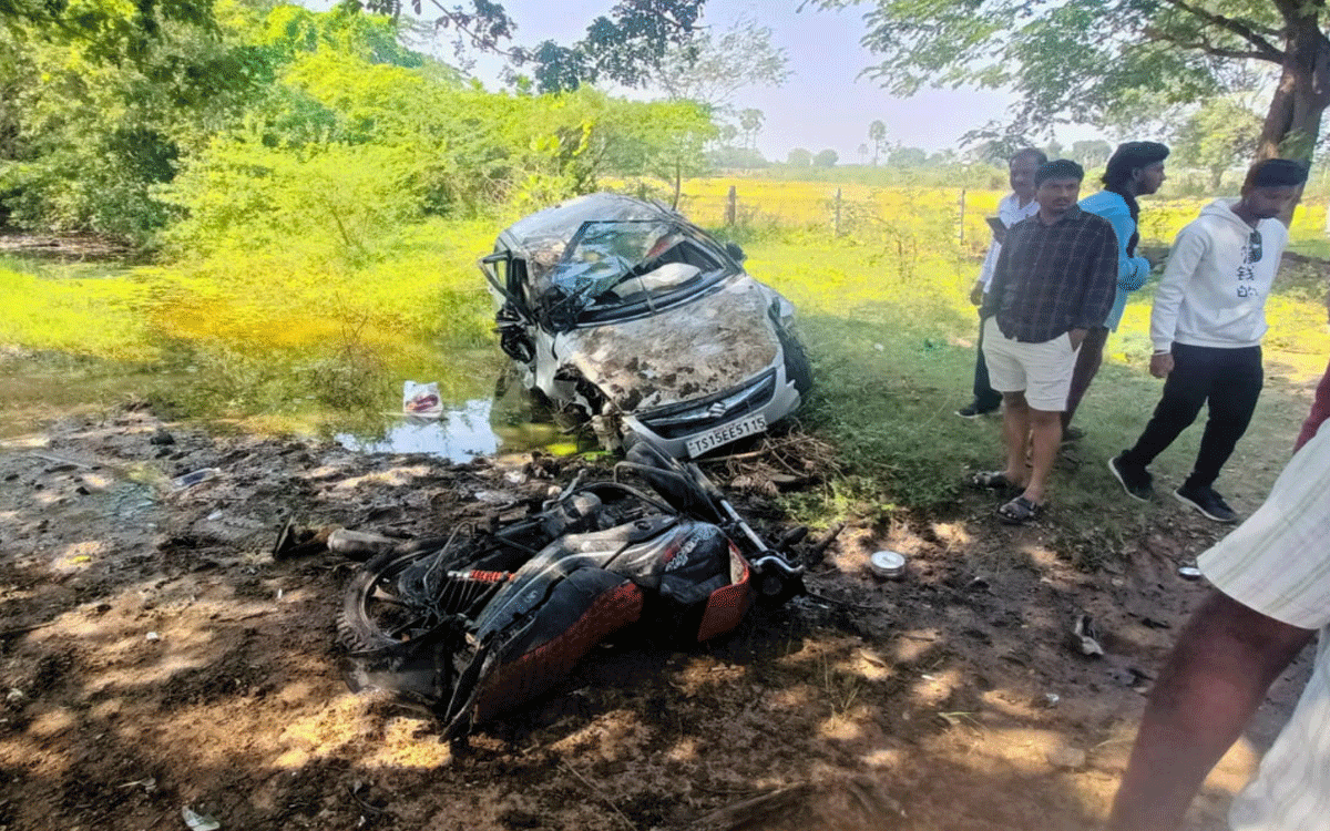 Kattangur : టైరు పేలి నకిరేకల్ ఎక్సైజ్ ఎస్ఐ కారు బోల్తా