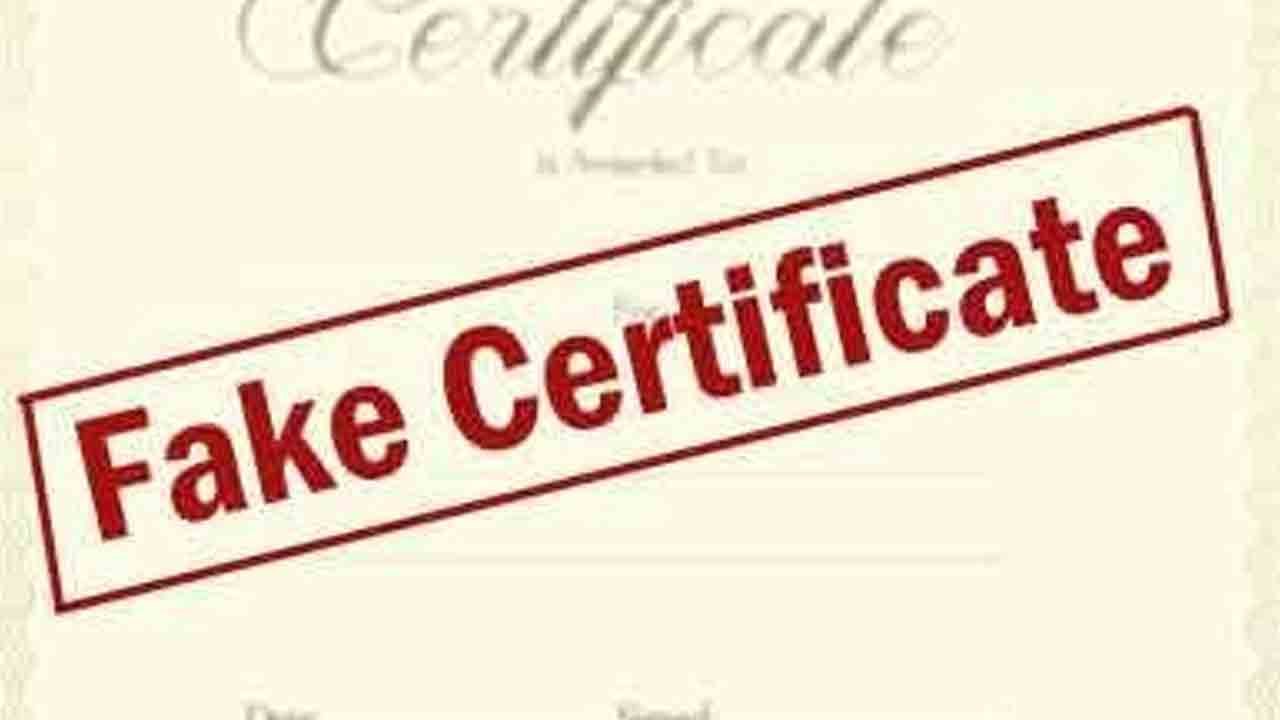 నకిలీ సర్టిఫికెట్లు తయారుచేస్తున్న ముఠా అరెస్టు