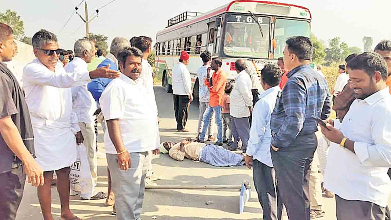 గన్నీ బ్యాగుల కోసం రోడ్డెక్కిన రైతులు