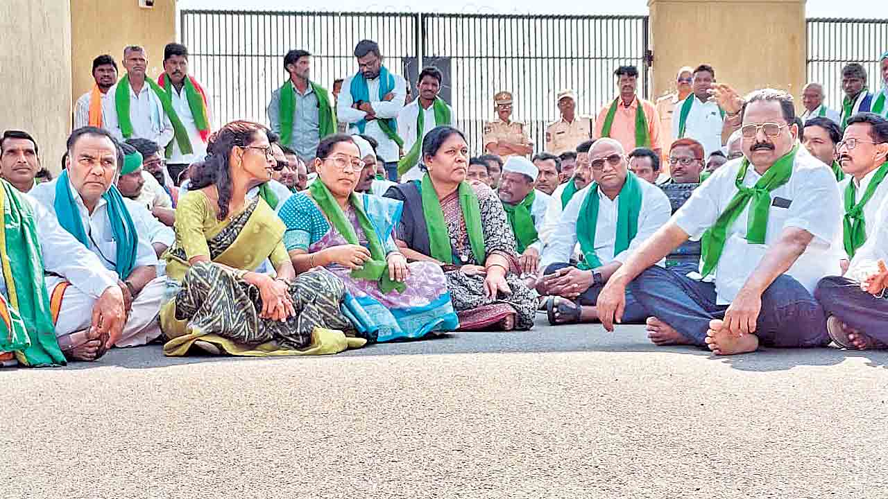 పత్తి రైతు ఆందోళన ఉద్రిక్తం