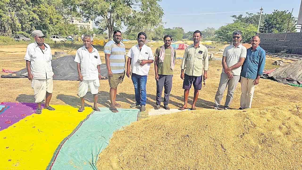 తూకం వేసిన ధాన్యంలో కోత పెడుతున్నరు.. తాడూరులో రైతులు, కాంగ్రెస్‌ నాయకుల ఆందోళన