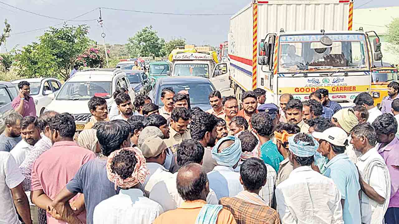 తడిసిన ధాన్యం తక్షణమే కొనుగోలు చేయాలి