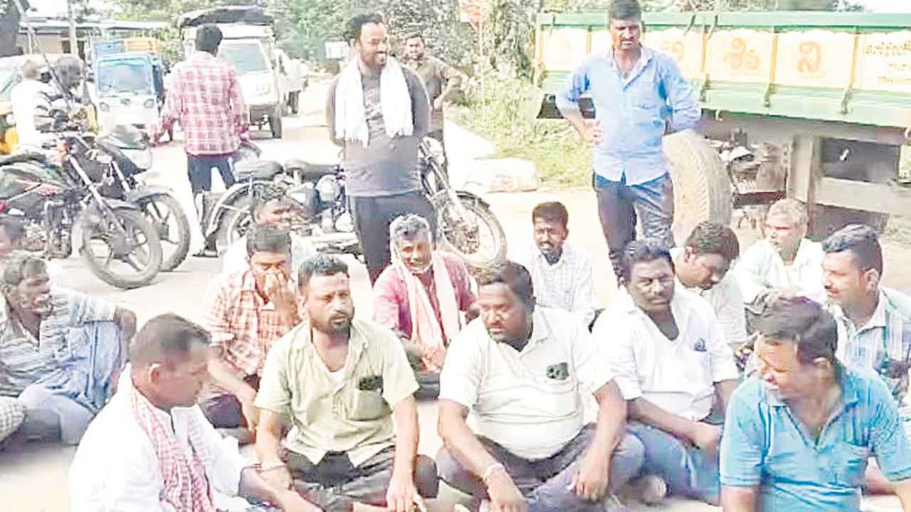 రోడ్డెక్కిన  రైతులు.. ధాన్యం తరలింపులో జాప్యంపై ఆగ్రహం