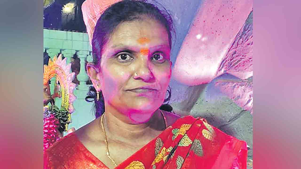 వేతనం రాక కుప్పకూలిన కార్మికురాలు