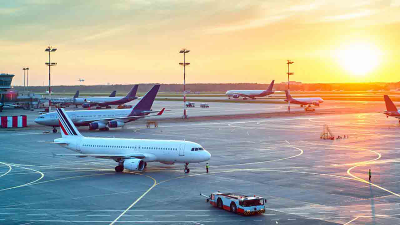 పలు విమానాలు రద్దు