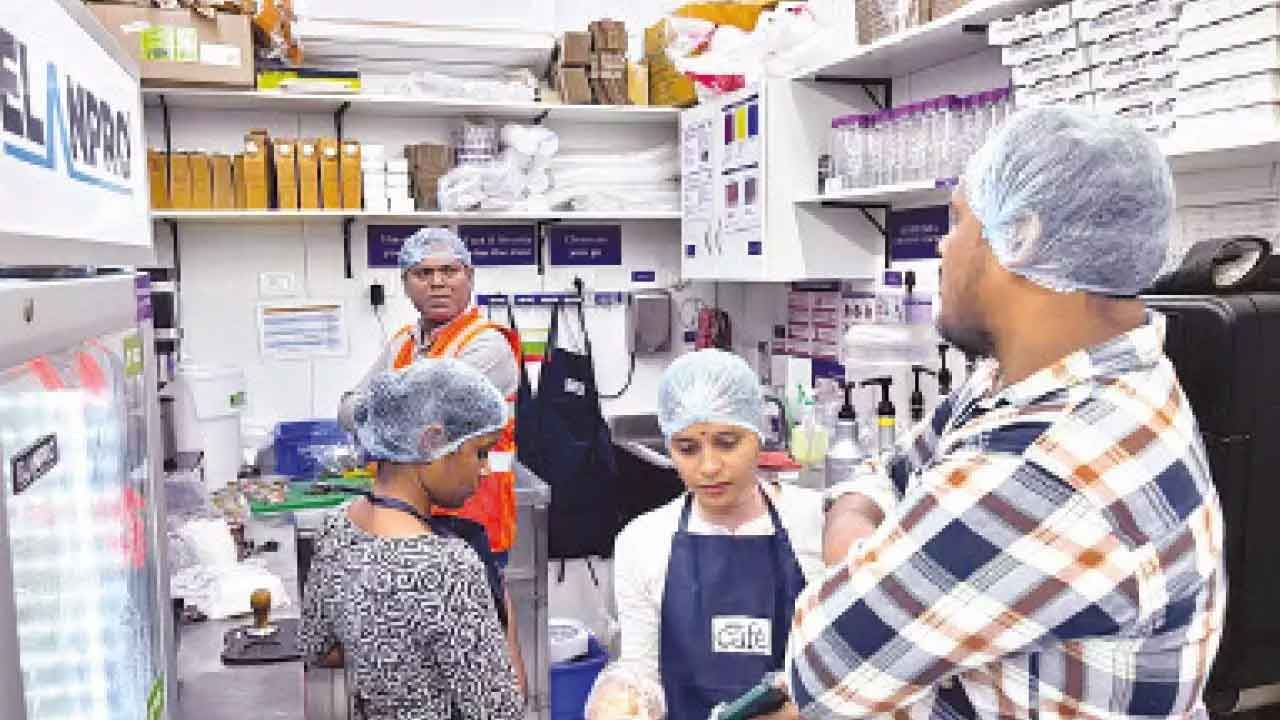 ఈ-కామర్స్‌ వేర్‌హౌస్‌ల్లో ఫుడ్‌ సేఫ్టీ దాడులు