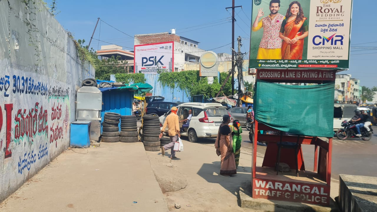 Footpath | వరంగల్‌ రైల్వే అండర్‌ బ్రిడ్జి ఫుట్‌పాత్‌ కబ్జా.. సహకరిస్తున్న ట్రాఫిక్‌ పోలీసులు