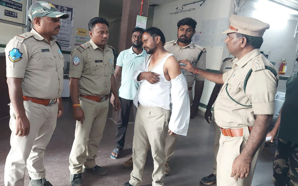 Chandampet : అటవీ శాఖ అధికారులపై రైతుల దాడి