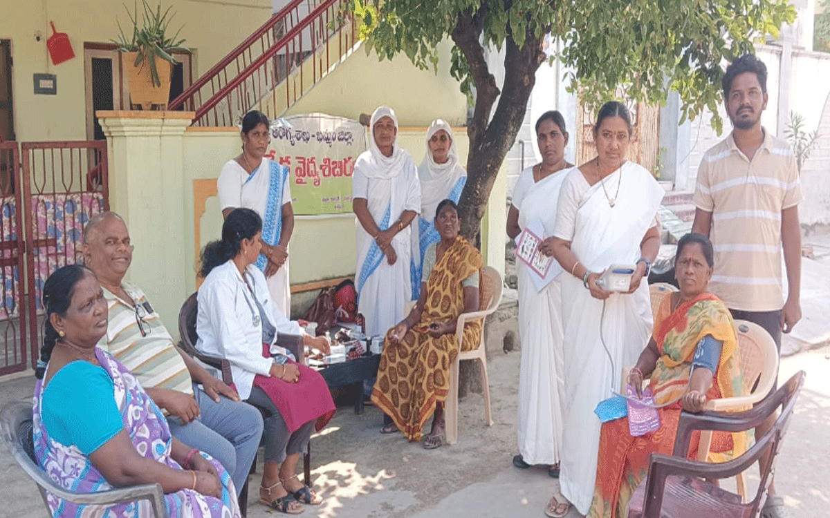 Madhira : లడక‌బజార్‌లో ఉచిత వైద్య శిబిరం