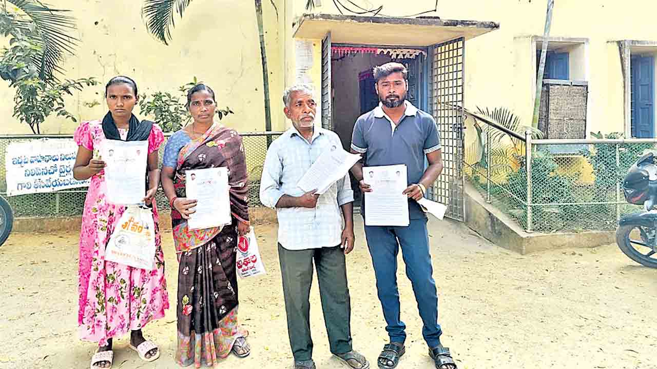 ఉచిత ఇసుక కోసం ఎన్ని రోజులు తిరగాలి?.. ఇందిరమ్మ ఇండ్ల లబ్ధిదారుల ఆందోళన