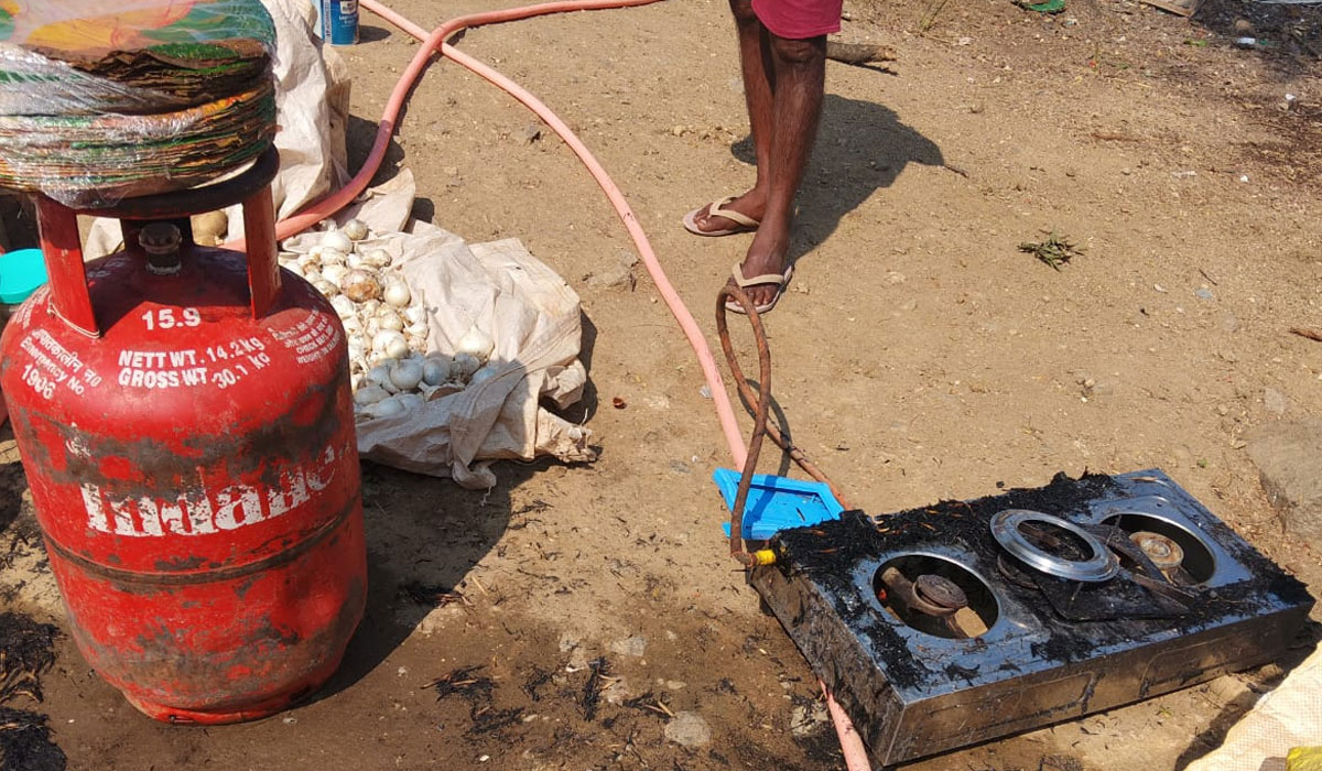 బుచ్చయ్యపల్లి గ్రామంలో సిలిండర్ గ్యాస్ లీకై పూరి గుడిసె దగ్ధం